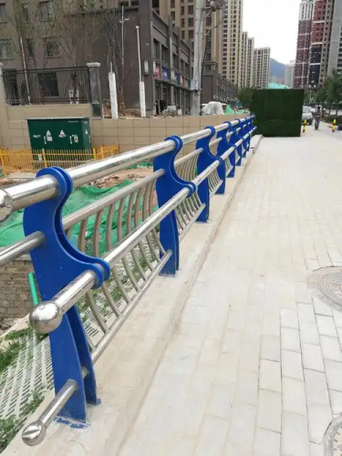 不銹鋼復(fù)合管護(hù)欄